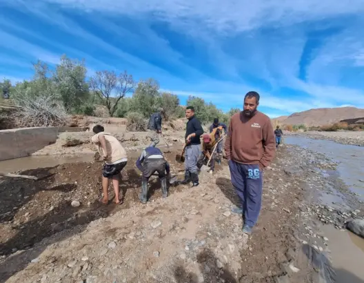 فلاحو دواوير بضواحي ورزازات يواجهون السيول بأدوات بدائية لإنقاذ ساقية الحياة