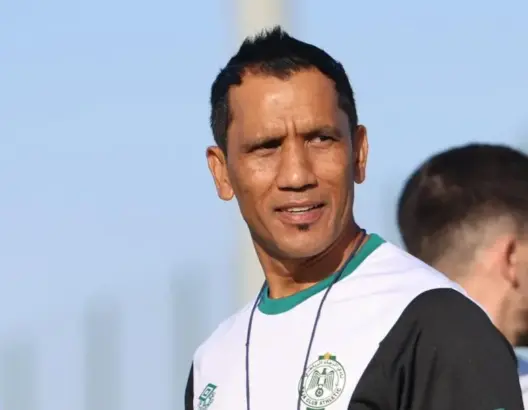 خاص .. “فادلو” مستمر في تدريب الرجاء الرياضي ولا صحة لأنباء رحيله