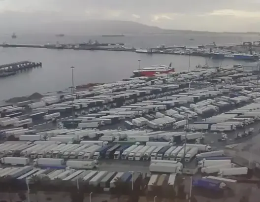 العاصفة “مارتا” تُغلق ميناء طنجة المتوسط وتعلق الربط البحري مع إسبانيا