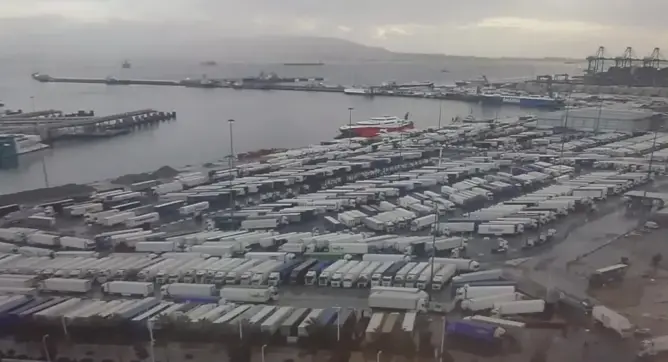 العاصفة “مارتا” تُغلق ميناء طنجة المتوسط وتعلق الربط البحري مع إسبانيا
