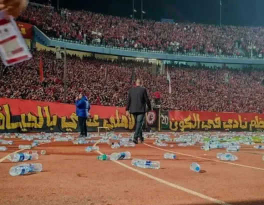 الكاف يدين أحداث الشغب في مباراة الأهلي والجيش الملكي ويحيل الملف على لجنة الانضباط