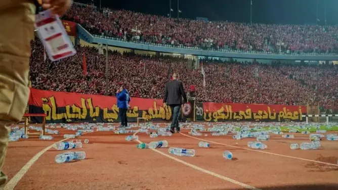 الكاف يدين أحداث الشغب في مباراة الأهلي والجيش الملكي ويحيل الملف على لجنة الانضباط