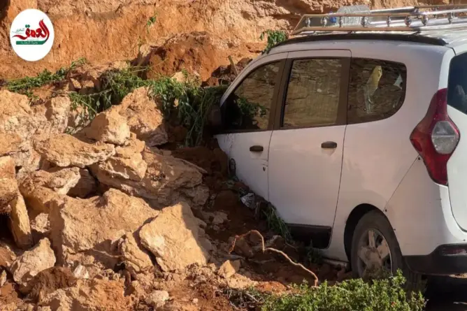 انهيار سور يعرض طاكسي كبير  لخسائر مادية بالجديدة