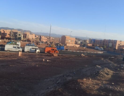 أوزيغيمت تخرج في مسيرة احتجاجية نحو عمالة تنغير لإصلاح طريق وسط الجبال