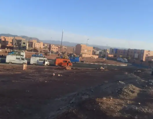 أوزيغيمت تخرج في مسيرة احتجاجية نحو عمالة تنغير لإصلاح طريق وسط الجبال