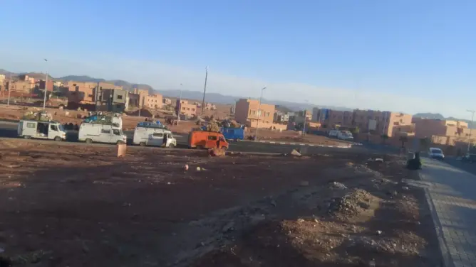 أوزيغيمت تخرج في مسيرة احتجاجية نحو عمالة تنغير لإصلاح طريق وسط الجبال