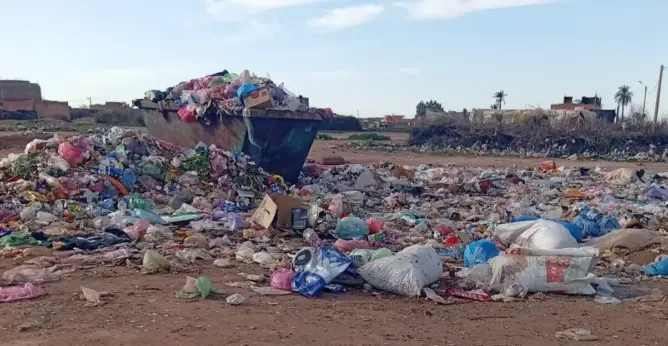 أزمة بيئية بضواحي مراكش.. تراكم النفايات يحول المدخل الرئيسي لـ”دوار بن علال” إلى مطرح عشوائي