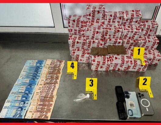 فتحت المصلحة الولائية للشرطة القضائية بمدينة أكادير، اليوم السبت 21 فبراير الجاري، بحثا قضائيا تحت إشراف النيابة العامة المختصة، وذلك لتحديد الأفعال الإجرامية المنسوبة لموظف شرطة برتبة "مقدم"، يعمل بمدينة شفشاون، تم توقيفه في حالة تلبس بحيازة كمية مهمة من المخدرات. ووفقا للمعلومات الأولية المتوفرة للبحث، فقد تمكنت عناصر الشرطة بأكادير، بناء على معلومات دقيقة وبتنسيق مع مصالح المديرية العامة لمراقبة التراب الوطني، من توقيف الشرطي المشتبه فيه على مستوى المنطقة القروية "أمسكروض". وأسفرت عملية التفتيش المنجزة داخل السيارة الخفيفة التي كان يستقلها المعني بالأمر، عن حجز 22 كيلوغراما من مخدر الشيرا، بالإضافة إلى جرعات من مخدر الكوكايين. هذا، وقد تم إخضاع الشرطي الموقوف لإجراءات البحث القضائي الذي أمرت به النيابة العامة، وذلك للكشف عن جميع ظروف وملابسات هذه القضية، وتحديد كافة الأفعال الإجرامية المنسوبة إليه، وكذا رصد أي امتدادات محتملة لهذا النشاط المحظور. وعلى الصعيد الإداري، تنتظر المديرية العامة للأمن الوطني انتهاء المسطرة القضائية الجارية، من أجل اتخاذ الجزاءات التأديبية التي ينص عليها النظام الأساسي الخاص بموظفي الأمن الوطني في حق الشرطي المخالف.