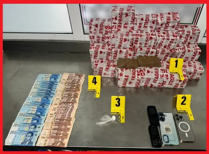 فتحت المصلحة الولائية للشرطة القضائية بمدينة أكادير، اليوم السبت 21 فبراير الجاري، بحثا قضائيا تحت إشراف النيابة العامة المختصة، وذلك لتحديد الأفعال الإجرامية المنسوبة لموظف شرطة برتبة "مقدم"، يعمل بمدينة شفشاون، تم توقيفه في حالة تلبس بحيازة كمية مهمة من المخدرات. ووفقا للمعلومات الأولية المتوفرة للبحث، فقد تمكنت عناصر الشرطة بأكادير، بناء على معلومات دقيقة وبتنسيق مع مصالح المديرية العامة لمراقبة التراب الوطني، من توقيف الشرطي المشتبه فيه على مستوى المنطقة القروية "أمسكروض". وأسفرت عملية التفتيش المنجزة داخل السيارة الخفيفة التي كان يستقلها المعني بالأمر، عن حجز 22 كيلوغراما من مخدر الشيرا، بالإضافة إلى جرعات من مخدر الكوكايين. هذا، وقد تم إخضاع الشرطي الموقوف لإجراءات البحث القضائي الذي أمرت به النيابة العامة، وذلك للكشف عن جميع ظروف وملابسات هذه القضية، وتحديد كافة الأفعال الإجرامية المنسوبة إليه، وكذا رصد أي امتدادات محتملة لهذا النشاط المحظور. وعلى الصعيد الإداري، تنتظر المديرية العامة للأمن الوطني انتهاء المسطرة القضائية الجارية، من أجل اتخاذ الجزاءات التأديبية التي ينص عليها النظام الأساسي الخاص بموظفي الأمن الوطني في حق الشرطي المخالف.