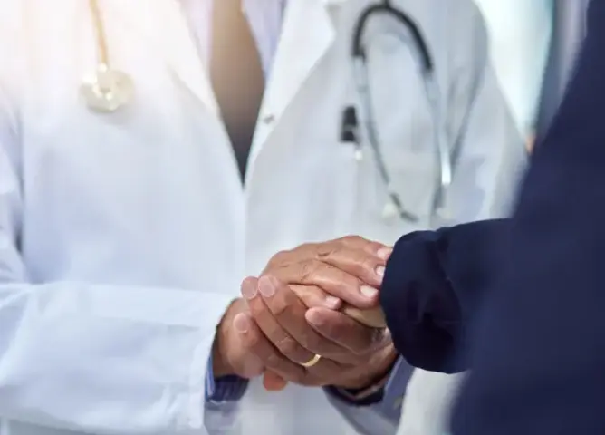 جنايات فاس تؤجل ملف “طبيب الإدمان” المتهم بالاتجار بالبشر والاستغلال الجنسي للمرافعات