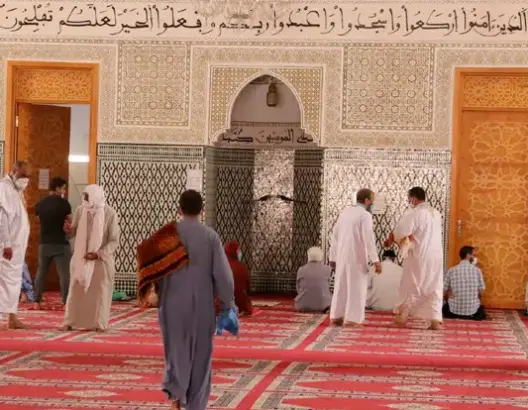 العدل والإحسان تنتقد ضبط التدين إداريا: الأولى محاربة الفساد لا ملاحقة “القبض” في الصلاة
