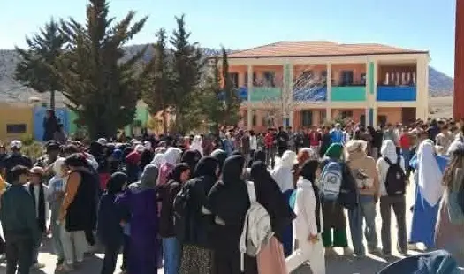 ميدلت.. تردي خدمات الإطعام يخرج تلاميذ داخليات تونفيت للاحتجاج ليلا