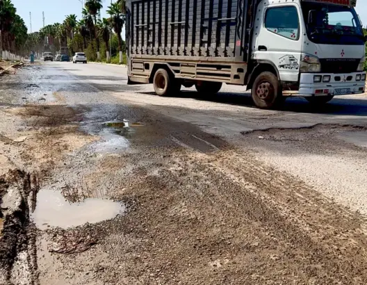 طريق مهترئة ومياه الصرف الصحي بسيدي موسى بنعلي تهدد السائقين وتتلف للمركبات