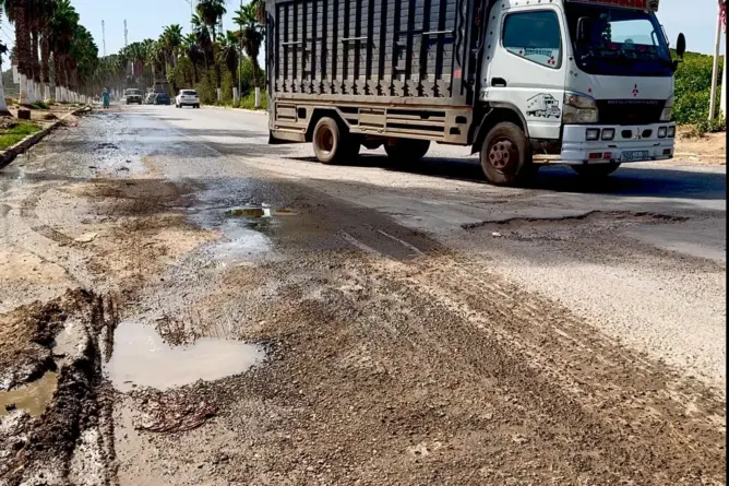 طريق مهترئة ومياه الصرف الصحي بسيدي موسى بنعلي تهدد السائقين وتتلف للمركبات