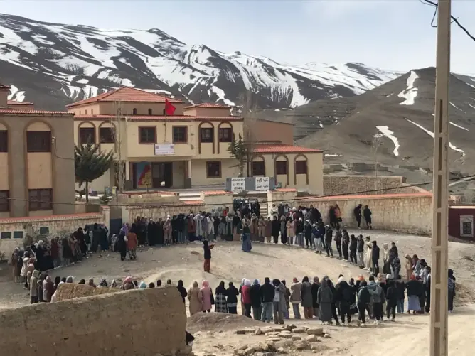 تلاميذ بثانوية بإملشيل يحتجون على “وجبات رمضان” وخصاص الأساتذة