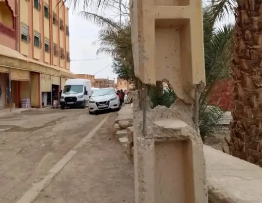 زاكورة.. عمود كهربائي آيل للسقوط بتازارين يهدد المارة
