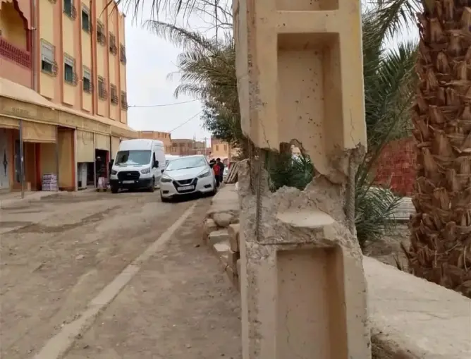 زاكورة.. عمود كهربائي آيل للسقوط بتازارين يهدد المارة