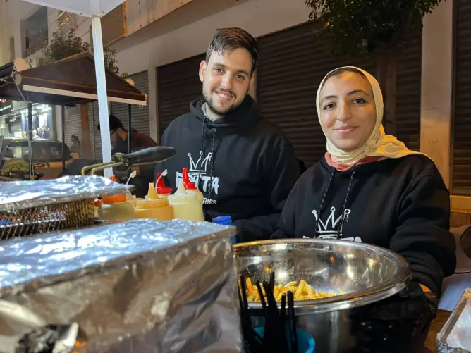 ثنائي يتحدى البطالة بفكرة مبتكرة