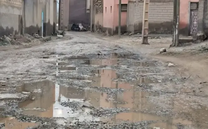 “بوسكيوض”.. طريق مهترئة بين أمزميز وأولاد امطاع بإقليم الحوز تؤرق سائقي سيارات الأجرة