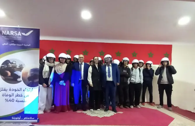 ترسيخا لثقافة السلامة الطرقية.. توزيع خوذات على تلاميذ ثانوية بمراكش