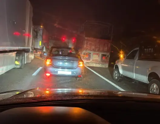 حريق شاحنة يقطع الطريق السيار بين أكادير ومراكش ويخلف ازدحاما خانقا لساعات طوال
