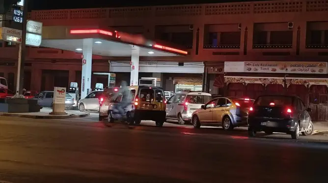 على خليفة الزيادة بأسعار المحروقات.. توقف محطات الوقود يثير استياء السائقين بالجنوب الشرقي