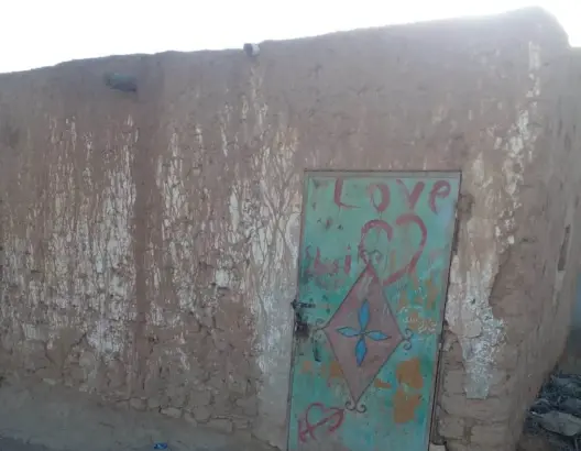 في غياب التعليم الأولي.. أطفال دوار الميهات باليوسفية يتابعون دراستهم داخل مبنى طيني