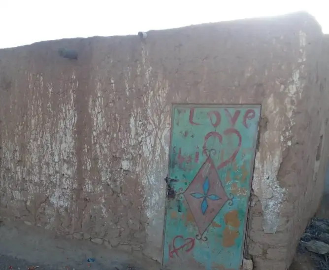 في غياب التعليم الأولي.. أطفال دوار الميهات باليوسفية يتابعون دراستهم داخل مبنى طيني