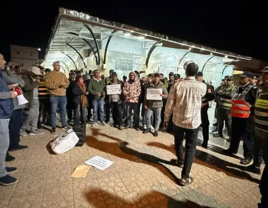 ولادة في الشارع وجنين ميت يهزان خنيفرة.. وقفة حقوقية تندد بـ “الإهمال الطبي”