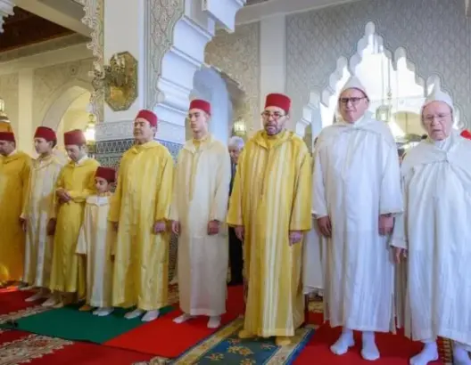أمير المؤمنين يؤدي صلاة عيد الفطر بمسجد أهل فاس بالرباط ويتقبل التهاني بهذه المناسبة السعيدة