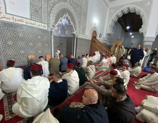 عيدٌ تحت الأمطار بتطوان.. ملابس تقليدية ومساجد مكتظة وأجواء فرح تتحدى الطقس
