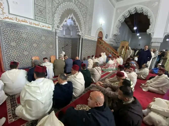 عيدٌ تحت الأمطار بتطوان.. ملابس تقليدية ومساجد مكتظة وأجواء فرح تتحدى الطقس