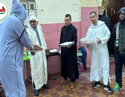 شباب يوزع التمر بعيد الفطر بأزمور