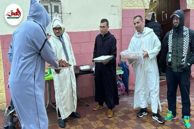 شباب يوزع التمر بعيد الفطر بأزمور