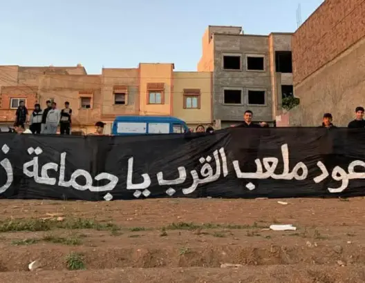 شباب يحتجون ضد جماعة زايو: “أين وعود ملعب القرب؟”