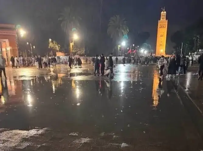 بعد إعادة تهيئتها بـ16 مليار سنتيم.. ساحة “جامع الفنا” بمراكش تتحول إلى برك مائية