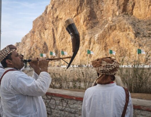 "بين لجراف".. حين تعجز السياسة وينجح "الشيوخ" في توحيد قلوب المغاربة والجزائريين