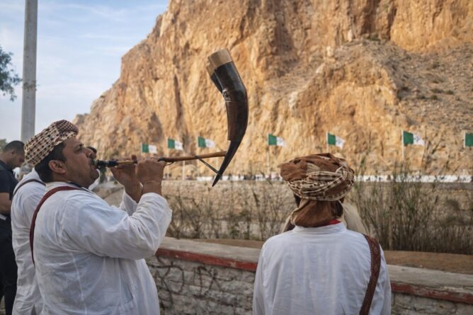 "بين لجراف".. حين تعجز السياسة وينجح "الشيوخ" في توحيد قلوب المغاربة والجزائريين
