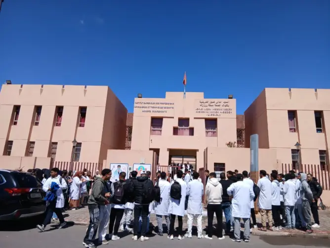 ممرضون وخريجو المعهد العالي بورزازات يحتجون ضد البطالة ويطالبون بالتعويض عن التداريب