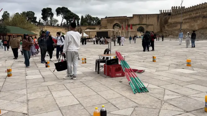 انطلاقة “باهتة” لبرنامج تنشيط ساحة باب بوجلود بفاس تثير انتقادات واسعة