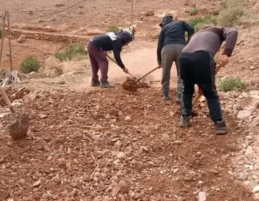 أمام غياب المسؤولين.. ساكنة “اسومار” تنغير تصلح طريقا حيويا بـ”وسائل بدائية”