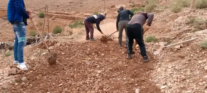أمام غياب المسؤولين.. ساكنة “اسومار” تنغير تصلح طريقا حيويا بـ”وسائل بدائية”