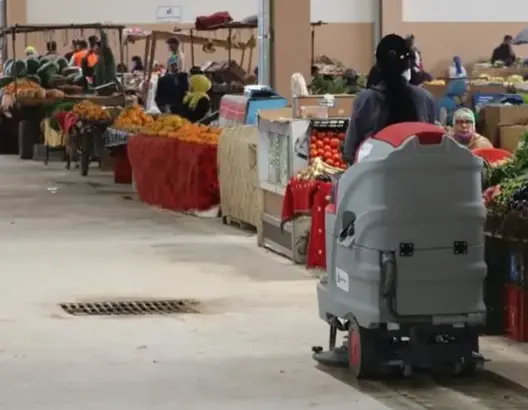 سوق نموذجي بالمغرب – أروقة بيع الخضر والفواكه داخل السوق النموذجي بالعيون