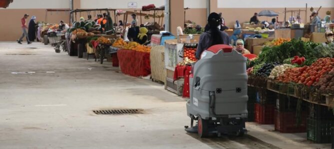 سوق نموذجي بالمغرب – أروقة بيع الخضر والفواكه داخل السوق النموذجي بالعيون