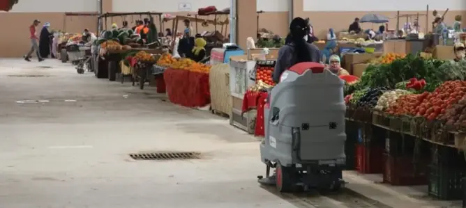 سوق نموذجي بالمغرب – أروقة بيع الخضر والفواكه داخل السوق النموذجي بالعيون