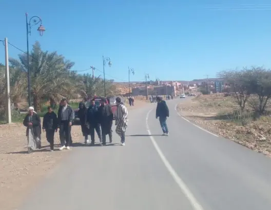 عقد من الظلام.. ساكنة “مسكورت” بزاكورة تنتفض في مسيرة على الأقدام ضد “بلوكاج” مشروع للكهرباء