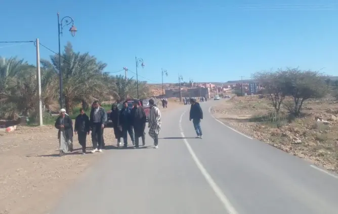 عقد من الظلام.. ساكنة “مسكورت” بزاكورة تنتفض في مسيرة على الأقدام ضد “بلوكاج” مشروع للكهرباء