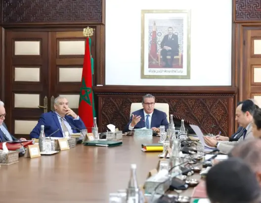 الحكومة تعتمد مراسيم جديدة بشأن المفوضين القضائيين والسدود ومعهد الصيد البحري
