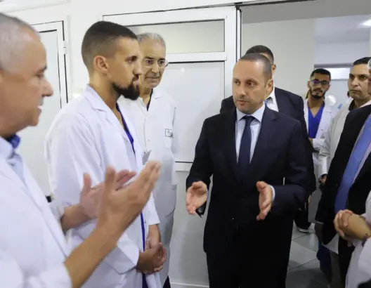 لمواجهة “أزمة الخصاص”.. مرسوم حكومي جديد يقلص مدة التزام الأطباء بالعمل في القطاع العام