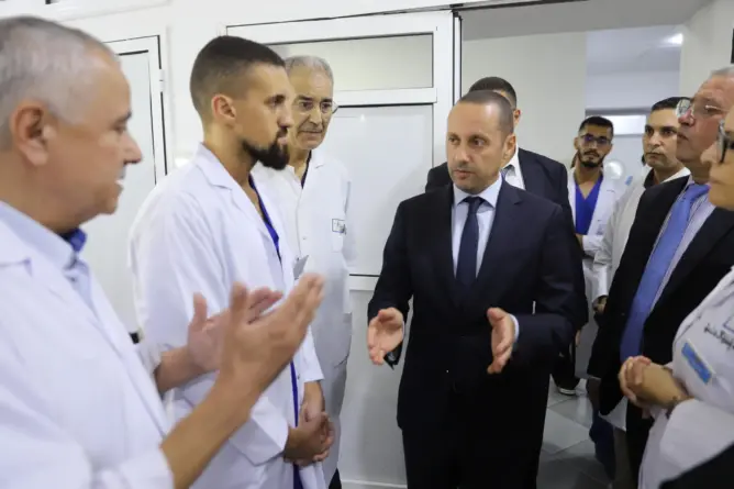 لمواجهة “أزمة الخصاص”.. مرسوم حكومي جديد يقلص مدة التزام الأطباء بالعمل في القطاع العام